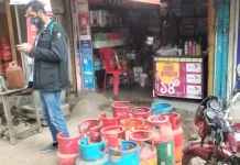 আড়াইহাজারে মুদি দোকানেই বিক্রি হচ্ছে সিলেন্ডার