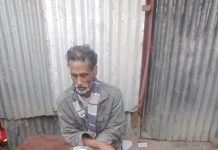 আড়াইহাজারে মাদক বিক্রেতা লেংরা শফিককে আটক করে পুলিশে দিয়েছে জনতা
