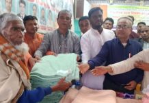 আলোকিত সামাজিক সংঘ এন্ড পাঠাগার এর উদ্যোগে শীতার্তদের মাঝে কম্বল বিতরণ