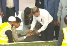 নিজ হাতে মমতাময়ী মাকে শায়িত করলেন তারেক রহমান